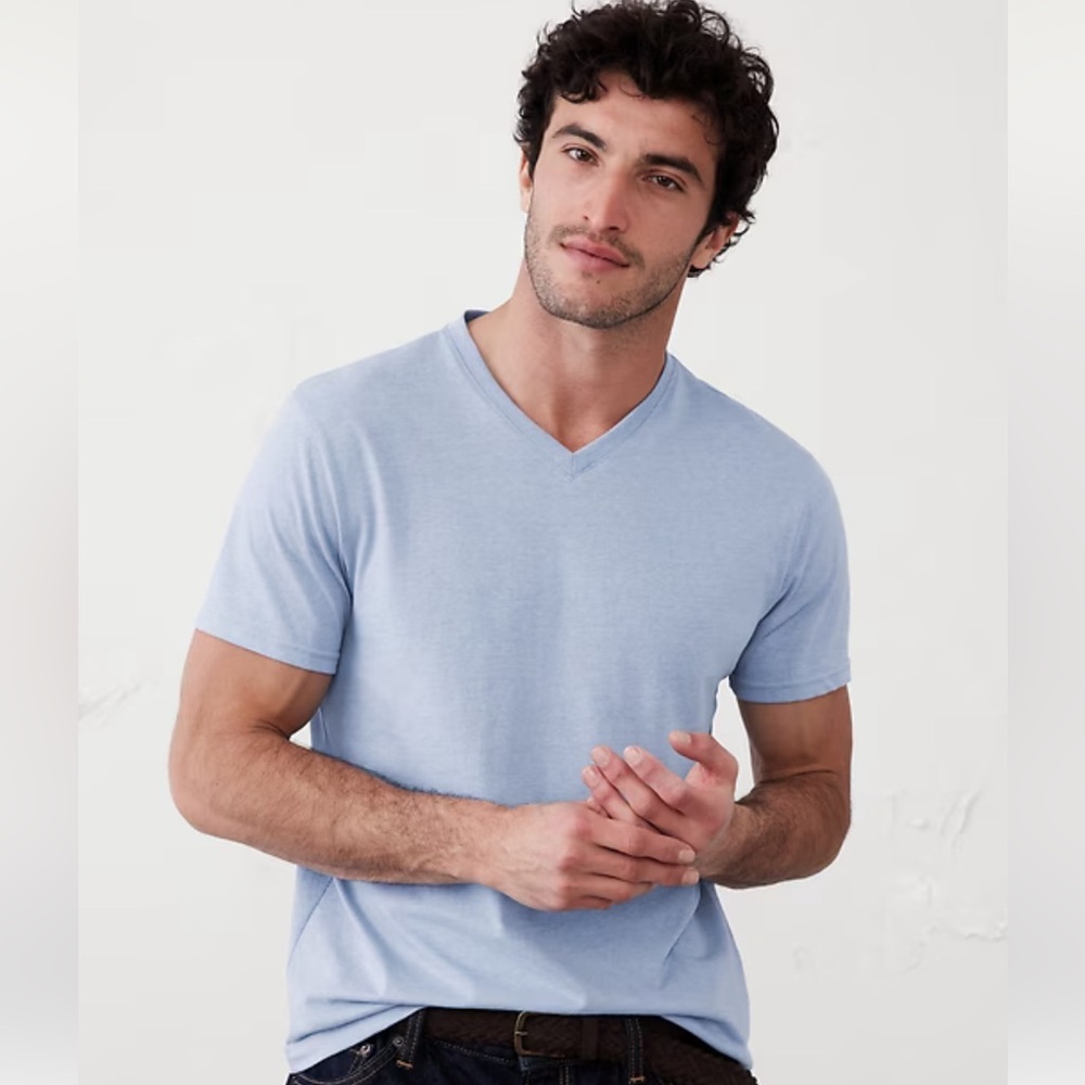 Banana Republic Mens Premium Wash Blue T Shirt V-Neck Short Sleeve NWT $30 - Picture 3 of 11